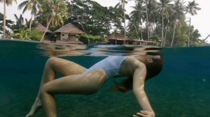 Девушка купается в природной воде