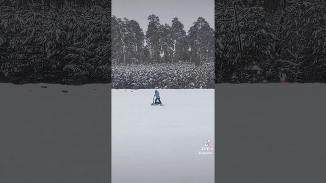 Девочка на мотосноуборде