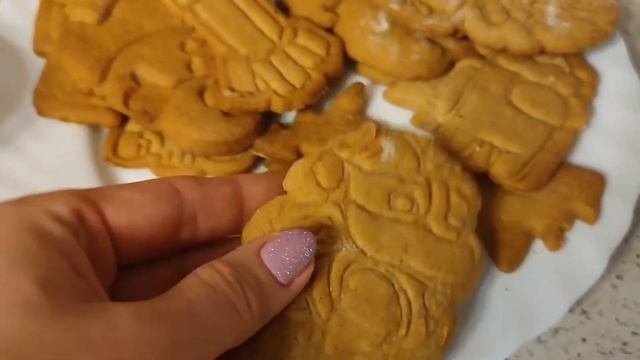 ДЕЛАЕМ ИМБИРНЫЕ ПРЯНИКИ И ПРЯНИЧНЫЙ ДОМИК. ИМБИРНОЕ ПЕЧЕНЬЕ. GINGER BREADS AND GINGERBREAD HOUSE смотреть онлайн