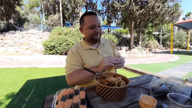 Обзор еды на природе: Купил дорогие Суши и Японскую лапшу за 140 шекелей. Экстрим пикник в жару смотреть онлайн