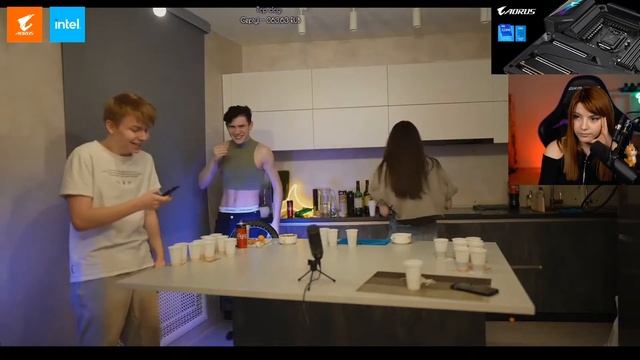 ОЛЯША СМОТРИТ: Топ Моменты с Twitch | Стрим с Девочками | Жожо Показал Сниппет | Новый Участник Фри