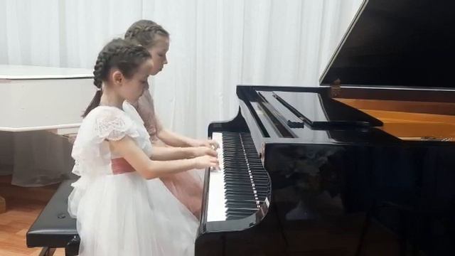 П.И.Чайковский. Игра в лошадки. Исп.: Дуэт Сабина Каюмова, Алина Зиннурова (фортепиано) смотреть онлайн