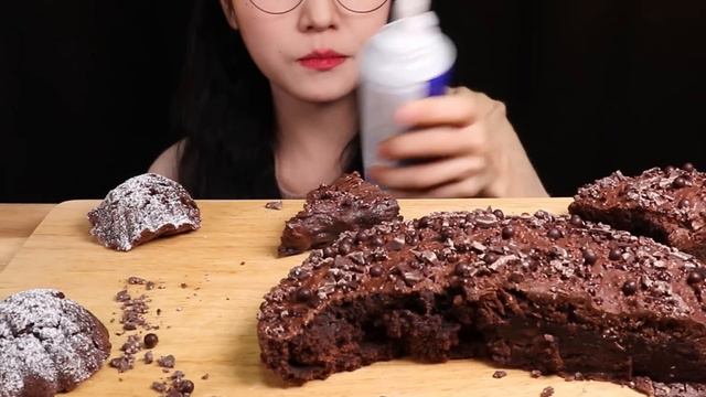 ASMR 목 막히는 꾸덕함!🍫퍼지브라우니케이크 약과브라우니 먹방 "FUDGE" CHOCOLATE BROWNIE CAKE YAKGWA MUKBANG EATING SOUNDS смотреть онлайн