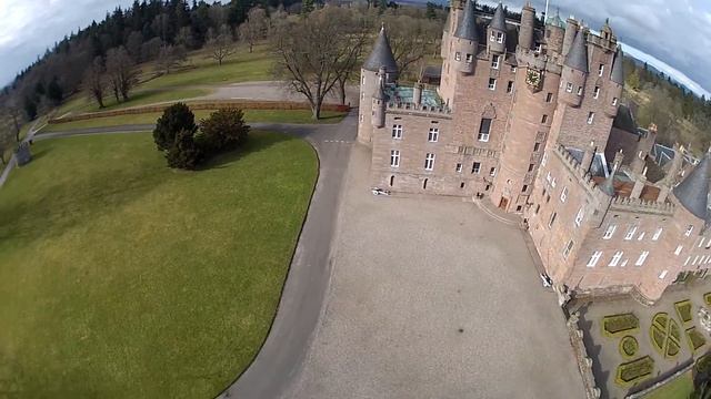 Flying around Glamis Castle,DJI Phantom смотреть онлайн