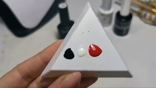 Красные ногти с лёгким дизайном. Маникюр на себе. смотреть онлайн