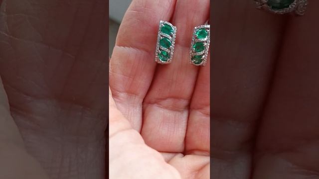 Золотые сережки с Натур. Уральскими Изумрудами и Якутскими Бриллиантами смотреть онлайн