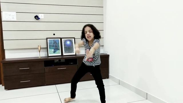 Manike Mage Hithe Hindi Song Dance Cover | මැණිකේ මගේ හිතේ - Yohani смотреть онлайн