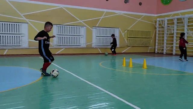 #Футбол / #Футзал / #Тренировка / Пас между фишек