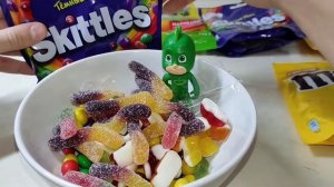 Герои в масках. Геко купается в ванне сладостей.