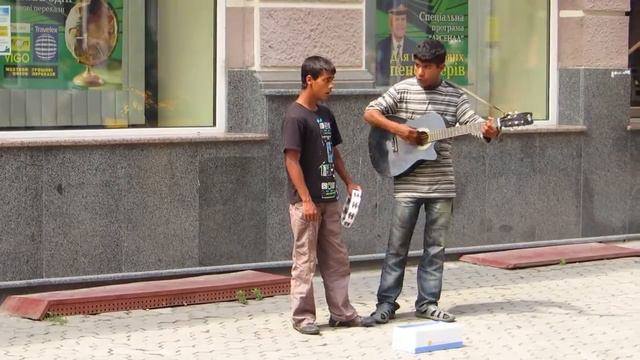 Цыгане поют Виктора Цоя "Группа крови" на украине!! смотреть онлайн