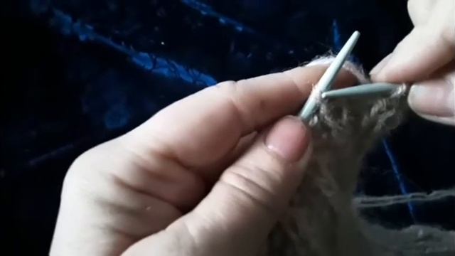 Она снова популярна. Шапочка английской резинкой на двух спицах из пряжи Alize ANGORA REAL 40. смотреть онлайн