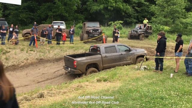 2016 Toyota Tundra Off-Road Extreme 4x4 Mud Bogging on 35" Tires, Toyota Trucks смотреть онлайн
