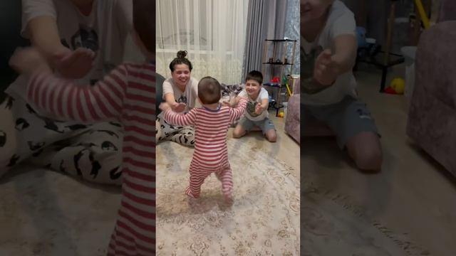 Первые шаги малыша.Кому пойдет ? смотреть онлайн