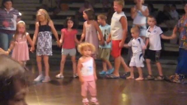 Танцы малышей . Самое смешное видео с детьми . The funny video with children . 有趣的视频带孩子 смотреть онлайн