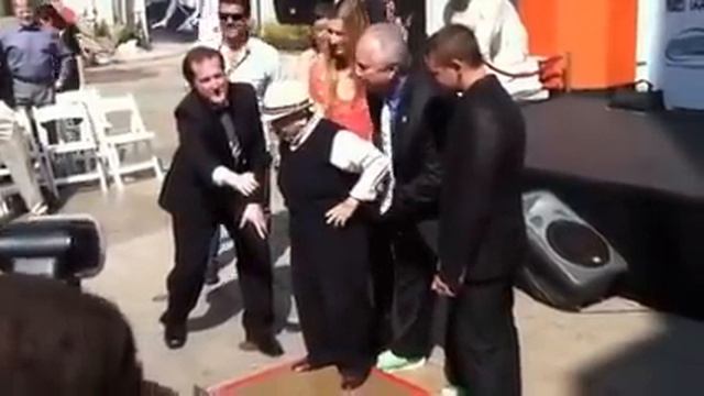 93-year-old Wizard Of Oz munchkin Jerry Maren sings the Lollipop Guild song смотреть онлайн