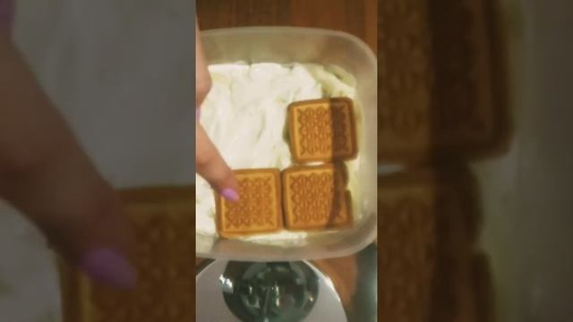 Торт из печенья и сметаны. Без духовки. Добавки банан и творог смотреть онлайн
