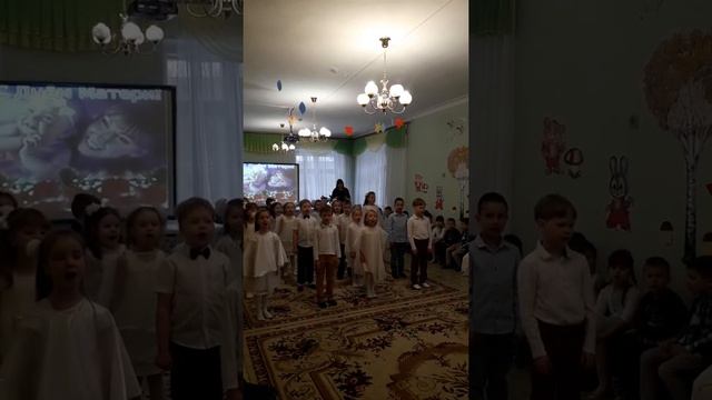 Подготовительная группа Песня Лучше всех на свете мамочка моя! смотреть онлайн