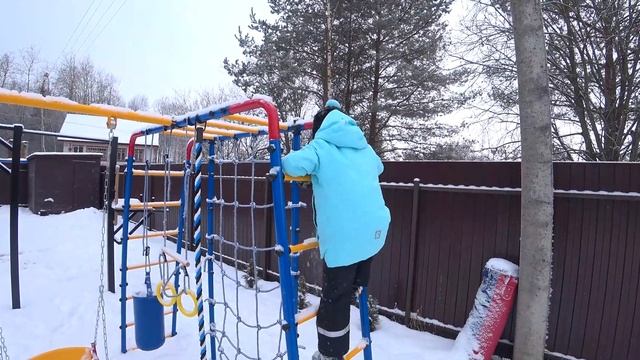 Марк и Алиса заморозили цветные шарики с водой, учим цвета и играем на детской площадке смотреть онлайн