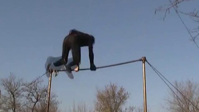 Турник Подъём двумя ноги врозь в стойку с поворотом на 180 смотреть онлайн