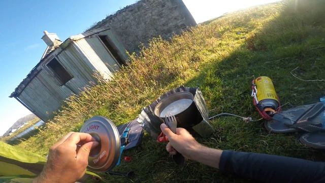 Wild camping by croft ruins in Lochmaddy cooking noodles with Kovea Spider Stove смотреть онлайн