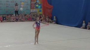 Показательное выступление гимнастки со скакалкой