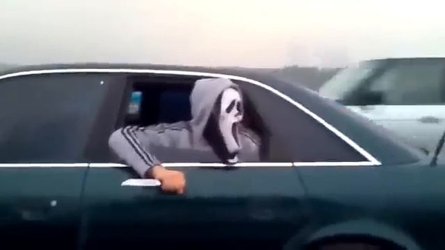 прикол на дороге! Ужастик из фильма ужасов уже с нами!!! смотреть онлайн