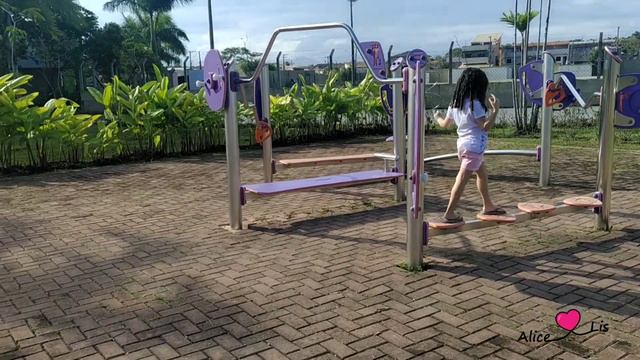 O Chão é Lava no Parque da Cidade - com Alice e Lis смотреть онлайн