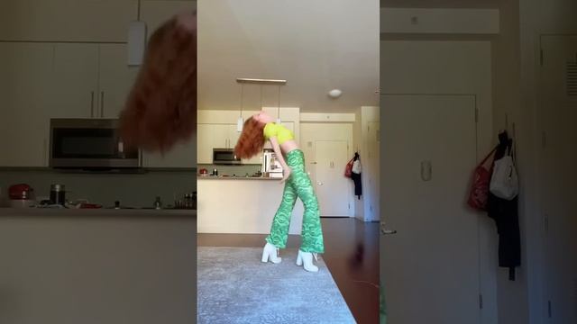 Don’t blink or you’ll miss the transition ✨? #disco #dancer #choreography смотреть онлайн