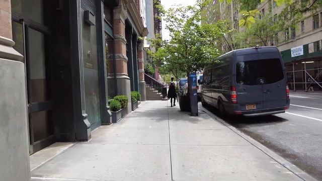 4 K. По Десятой стрит в поисках Бродвея. Манхэттен. Нью-Йорк. смотреть онлайн