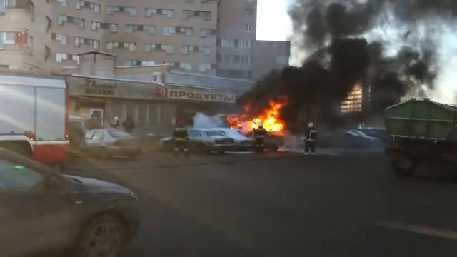 В Сестрорецке сгорел микроавтобус Газель смотреть онлайн