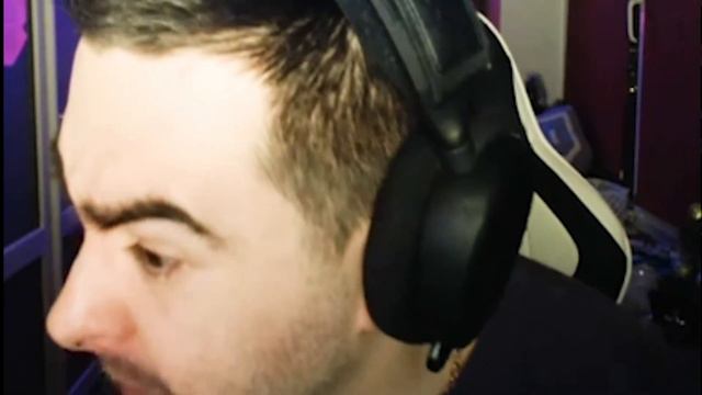 Стрей осуждает негодяя... Ты кто .... ???