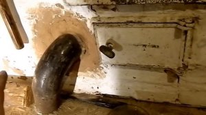 Дом в деревне / Сырость в подполье /  Вентиляция через печь.