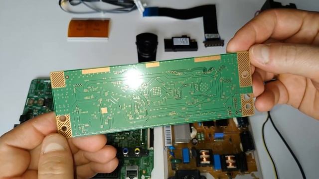 Проверка работы телевизора UE32H5303AK, ver. HS02 с механическим повреждением матрицы. смотреть онлайн