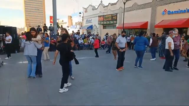 A Bailar Con Musical Milagro y los Reyes de la plaza en Chihuahua смотреть онлайн