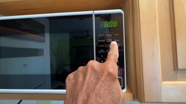How to set the clock on a Mainstay Microwave