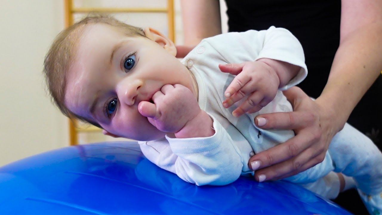 Упражнения на фитболе для грудничков от 0 до 3 месяцев Укрепляем мышцы шеи и спины смотреть онлайн