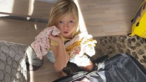 ЧТО В ЧЕМОДАНЕ У МАЛЕНЬКОЙ СЕСТРЫ БРОС ШОУ . СОБИРАЕМСЯ УЛЕТАТЬ. НИКА ЛАЙФ