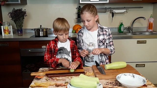 Alice готовит варенье из кабачков смотреть онлайн