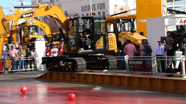 Sany акробат: экскаватор передвигается по рампе на одной гусенице смотреть онлайн