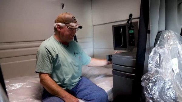 2023 Volvo VNR640 60" Truck Tour