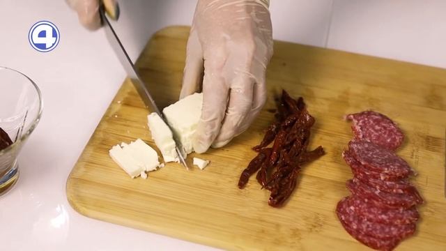 ПИКАНТНЫЙ САЛАТ С РУККОЛОЙ. Простой рецепт, чтобы удивить гостей! Экспресс-кухня 20.07.22 смотреть онлайн