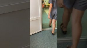 Алиса идет в садик.