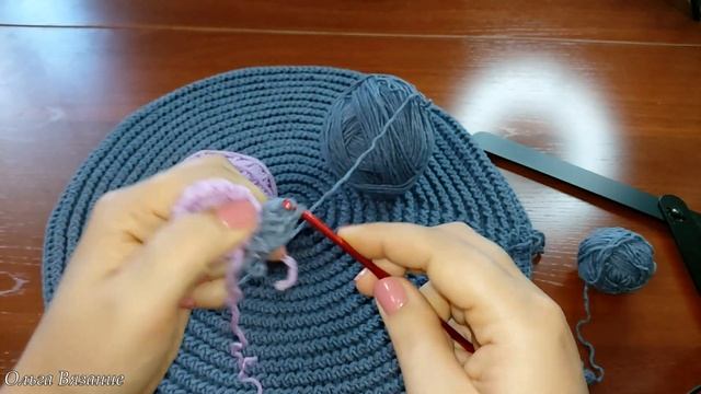 Вяжу круг крючком с объёмным узором для подушки, коврика смотреть онлайн