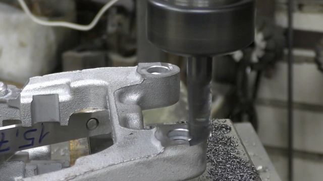 Большие тормоза на Ауди А6. Фрезеровка скобы тормозного суппорта. смотреть онлайн