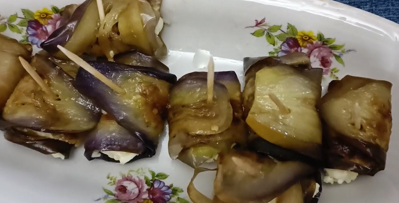 Рулетики из баклажана с сырной начинкой смотреть онлайн