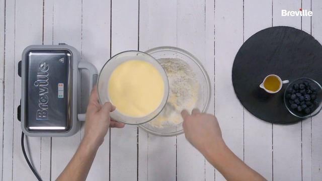 Gofre clasice cu afine si miere la Waffle Maker Breville смотреть онлайн