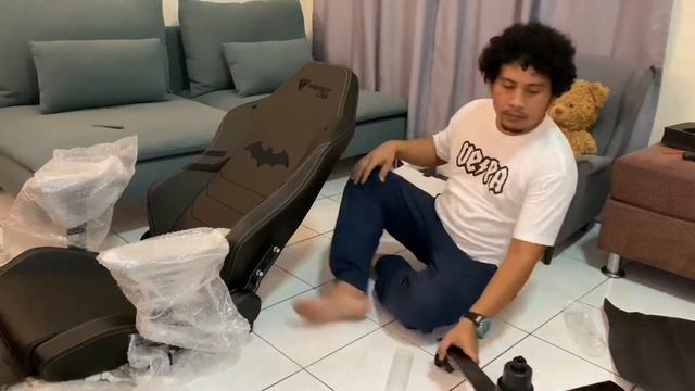 Unboxing and installing the Secretlab Omega 2020 Series Dark Knight Chair смотреть онлайн