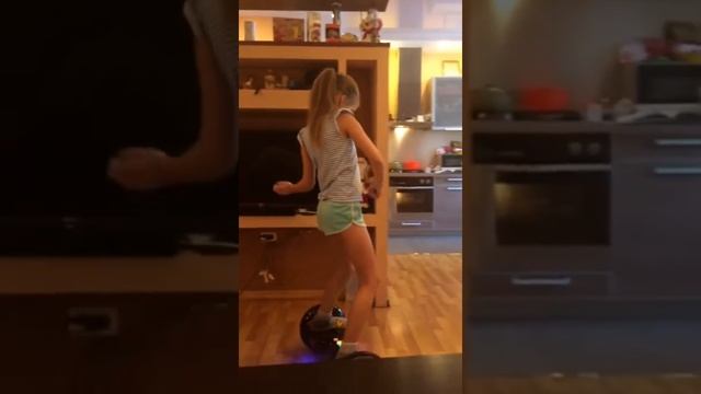 Катаюсь на гироскутере, под песню Леди Дианы.