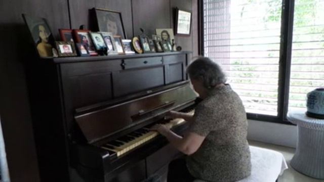 Our 85-Year-Old Mama at the Piano смотреть онлайн