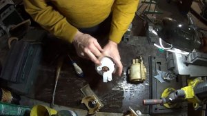 Замена топливного фильтра на Ниссан Санни! Replacing the fuel filter with Nissan Sunny!